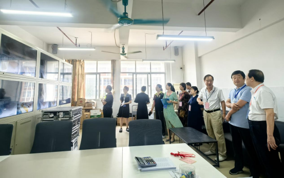 立足教学一线  深入课堂督导——新学期校领导开展听课巡查工作