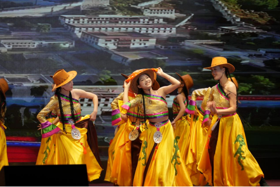 华联今夜星光璀璨!建校35周年文艺晚会燃情上演 华联今夜星光璀璨!建校35周年文艺晚会燃情上演